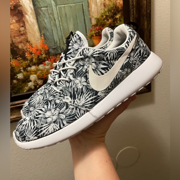 Nike Roshe One Print Floral Black White sneakers - Picture 6 of 13